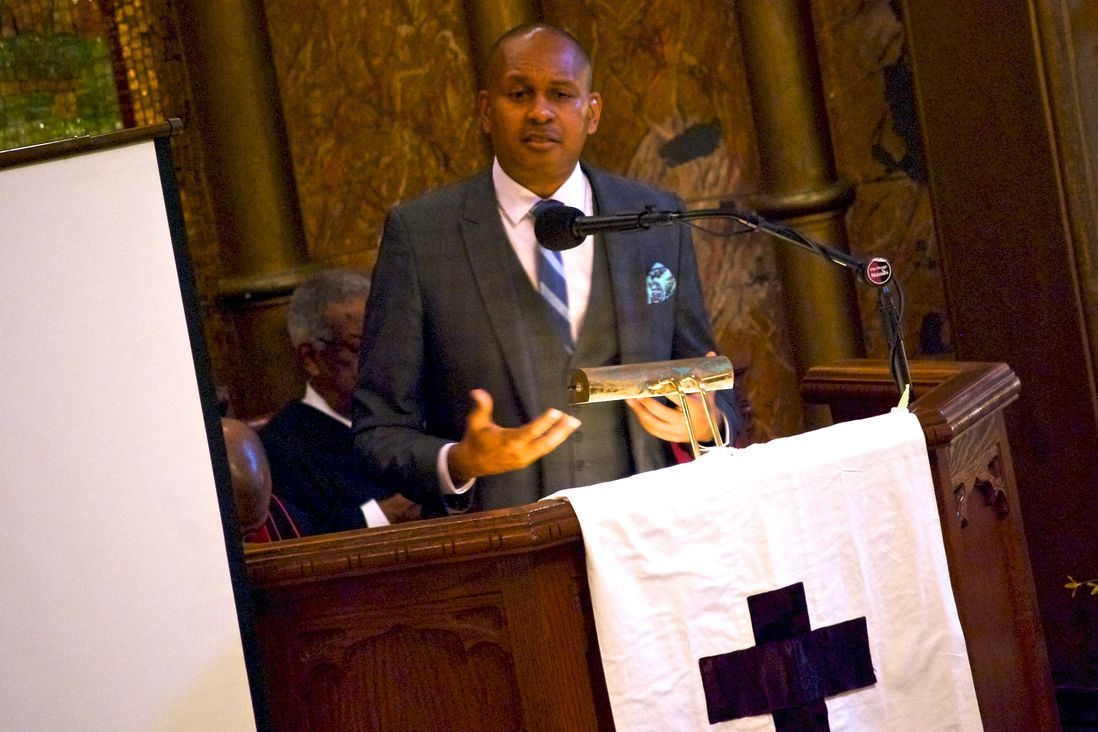 Kevin Powell delivering the eulogy<br/>